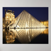 La vue de nuit de la pyramide en verre de Musee du Poster