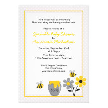 L'abeille et le miel arrosent l'invitation de baby