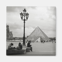 L'aimant en verre de pyramide de Louvre