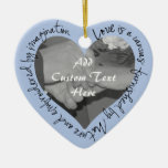 L'amour est… ornement bleu de photo de vue de coeu