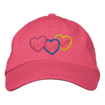 L'amour étreint le chapeau brodé par baisers