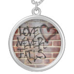 L'amour n'échoue jamais le graffiti pendentif