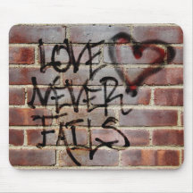 L'amour n'échoue jamais le graffiti tapis de souris