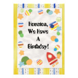 L'anniversaire de thème de l'espace d'enfants avec invitations