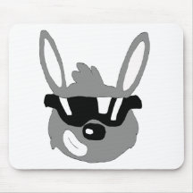 Lapin de bande dessinée avec des lunettes de solei tapis de souris
