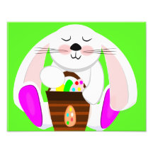 Lapin de Pâques et un panier des oeufs Photographies D’art