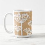 L'arrière - plan en bois fleurit le motif floral g tasses