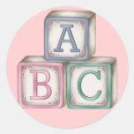 Le bébé bloque des autocollants
