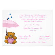 Le bébé d'ours de nounours arrosent l'invitation d