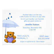 Le bébé d'ours de nounours arrosent l'invitation d