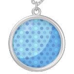 Le bleu tachette le collier