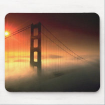 Le brouillard a enveloppé le Golden Gate tapis de souris
