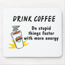 Le café de boissons font des choses stupides plus  tapis de souris