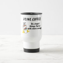 Le café de boissons font des choses stupides plus  tasse à café
