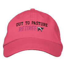 Le chapeau brodé de la femme retirée