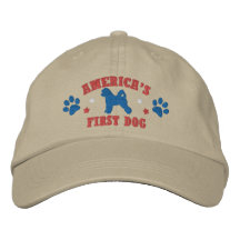 Le chapeau brodé premier par chien de l'Amérique
