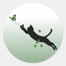 Le chat et le papillon adhésif rond