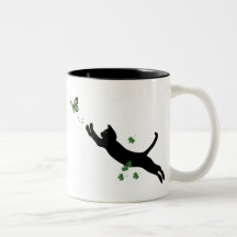 Le chat et le papillon mugs