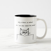 Le chat fâché exige le saumon tasses