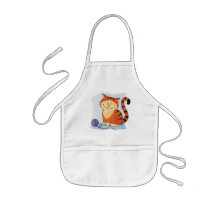 Le chat tigré orange mignon badine le tablier