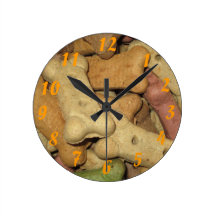 Le chien traite l'horloge