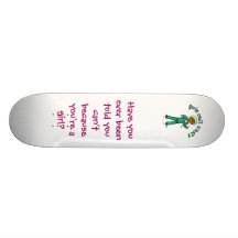 Le chirurgien féminin foncé en vert frotte skateboards customisés