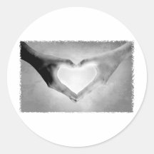 Le coeur remet la photo de B&W Autocollants Ronds