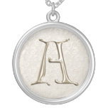 Le collier argenté de monogramme - marquez avec de