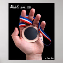 Le côté en noir de la médaille posters