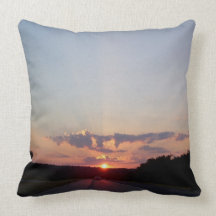 Le coucher du soleil rayonne l'oreiller
