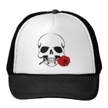 Le crâne avec s'est levé casquette de camionneur