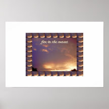 le feu dans le coucher du soleil posters