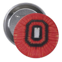 Le football teignent en nouant le bouton badge avec épingle