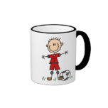 Le football uniforme rouge de garçon tasse à café