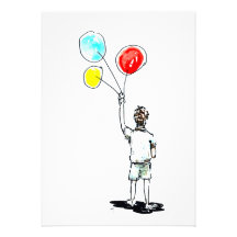 Le garçon avec des ballons a adapté l'invitation
