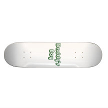 Le garçon du papa skateboards customisés