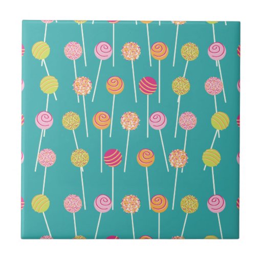Le gâteau coloré saute sur le motif turquoise carreau en céramique