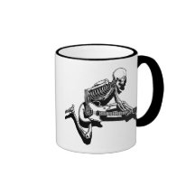 Le guitariste squelettique sautent tasses