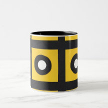 le jaune ajuste les cercles noirs tasse à café