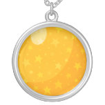Le jaune tient le premier rôle le collier