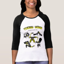 Le jeune du pingouin des femmes lance le T-shirt