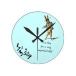 Le lapin blanc "je suis" les wallclocks en retard