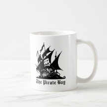 le logo de bateau de pirate de baie de pirate tasse