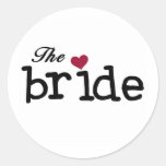 Le noir de jeune mariée avec le coeur rouge adhésif