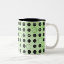 LE NOIR ROUGEOYANT DE FEU VERT ENTOURE LE À PETITS TASSE À CAFÉ