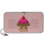 Le petit gâteau avec la cerise et arrose haut-parleur iPod