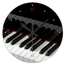 Le piano à queue verrouille l'horloge murale