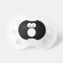Le pingouin observe la tétine