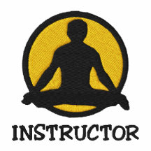 Le polo brodé des hommes d'instructeur de yoga