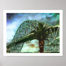 Le pont sous un coucher du soleil nuageux, affiche